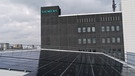 Das Siemens-Werk in Fürth mit einer Solaranlage im Vordergrund. | Bild: BR