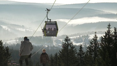 Eine Gondel, welche Wintersportler auf den Gipfel transportiert. | Bild: BR