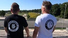 Zwei Männer tragen Fan T-Shirts. | Bild: BR