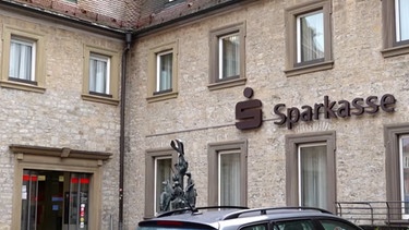 Gebäude einer Sparkasse. | Bild: BR