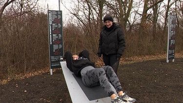 Besucherinnen im neuen Calisthenics Park in Bad Windsheim.  | Bild: BR-Studio Franken