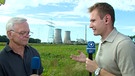 Florian Schwengler im gespräch mit einem Sprengexperten. | Bild: BR