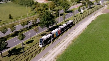 Hier fährt die Straßenbahn schon bis ans Wegfeld, in Zukunft könnte die StUB hier weiter nach Erlangen fahren. | Bild: BR