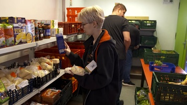 Ehrenamtliche Arbeit bei der Tafel in Lauf. | Bild: BR