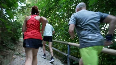 Personen beim Trailrunning. | Bild: BR