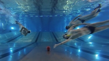 Der "Anstoß" beim Unterwasser Rugby, alle Spieler wollen sich den Ball holen. | Bild: BR