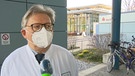 Jürgen Schüttler von der Uniklinik Erlangen im Gespräch. | Bild: BR