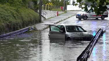 Die vollgelaufene Unterführung in Nürnberg mit einem Auto mittendrin. | Bild: BR