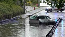 Die vollgelaufene Unterführung in Nürnberg mit einem Auto mittendrin. | Bild: BR