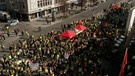 Mitglieder der Gewerkschaft streiken auf den Straßen Nürnbergs. | Bild: BR