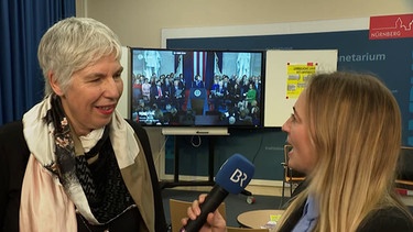 BR-Reporterin Annalena Sippl führt ein Interview. | Bild: BR