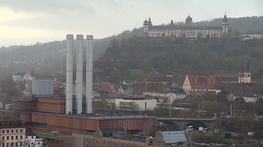 Im Vordergrund das Kohlekraftwerk, im Hintergrund die Würzburger Festung. | Bild: BR