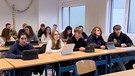 Schüler eines Gymnasiums im Klassenzimmer. | Bild: BR