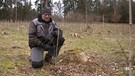 Artur Gunzelmann in seinem selbstbepflanzten Wald. | Bild: BR