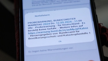 Das Warnsignal am bundesweiten Warntag auf einem Handy. | Bild: BR