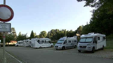 Einige Wohnwägen auf einem speziellen Stellplatz. | Bild: BR