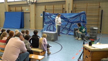 Proben zur Aufführung von "Wutschweiger" in der Turnhalle einer Grundschule. | Bild: BR