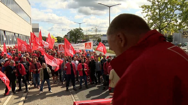 Diese Demonstration unterstützt durch die IG Metall gilt dem Unternehmen ZF und findet vor deren Werk in Nürnberg statt. | Bild: BR