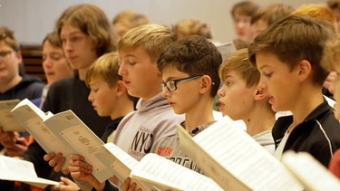 Windsbacher Knabenchor bei der Probe. | Bild: BR