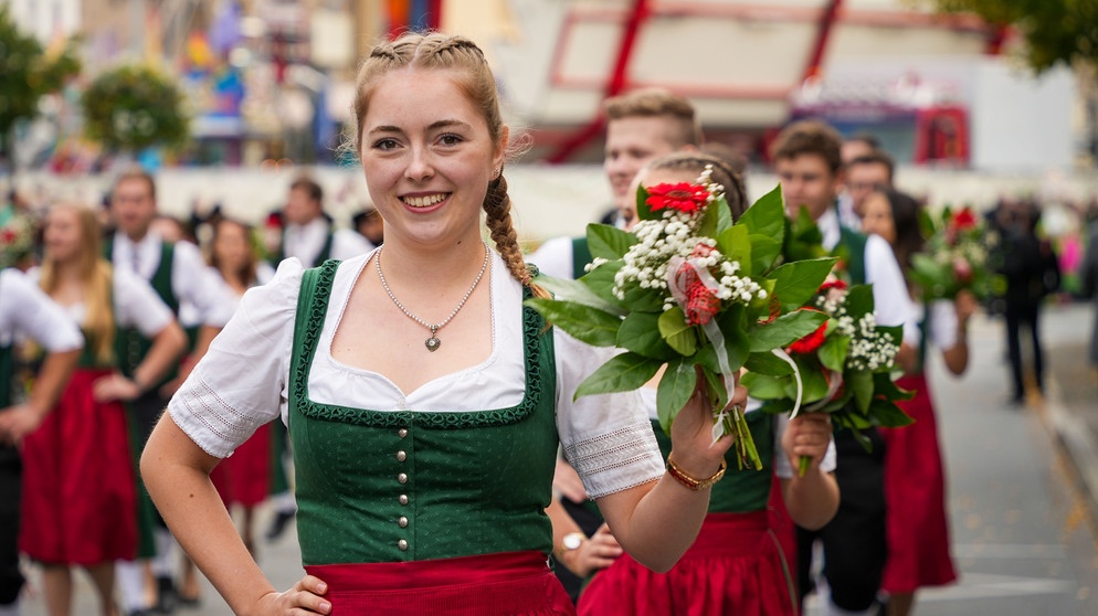 Auf dem Erntedankfestzug Fürth 2024 | Bild: Henry Lai/BR