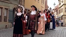 "Gewandete Spaziergänge" in historischen Outfits | Bild: BR