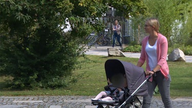 Frau schiebt Kinderwagen | Bild: BR