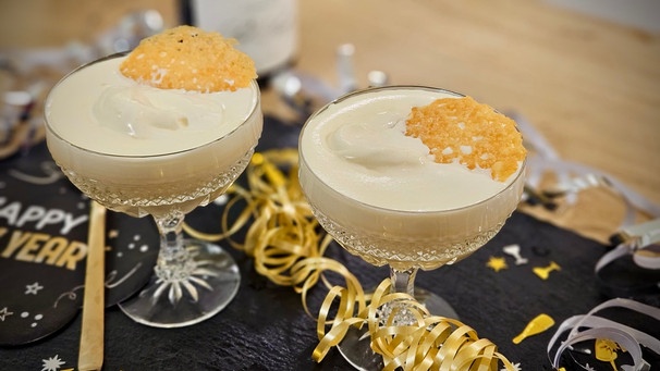 Champagnerschaumsuppe mit Parmesanchips | Bild: BR