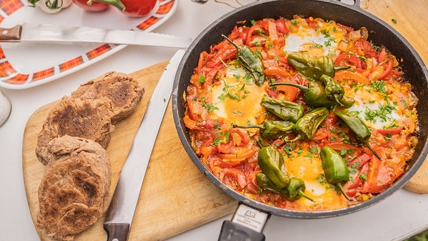 Köstliches vom Camping-Kocher: Shakshuka mit Grillbrot | Bild: André Goerschel