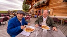 Max und Otto Geisel beim Essen auf der Rauch-Hütte auf der Seiser Alm | Bild: André Goerschel