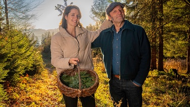 Schmidt Max mit Kräuterpädagogin Victoria Lorenz | Bild: BR/André Goerschel