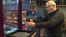 Schmidt Max schleift Flasche | Bild: BR Fernsehen