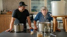 Schmidt Max macht selber Oktoberfest und braut sich sein Bier selber : Schmidt Max mit Braumeister Bernhard Göhl | Bild: André Goerschel