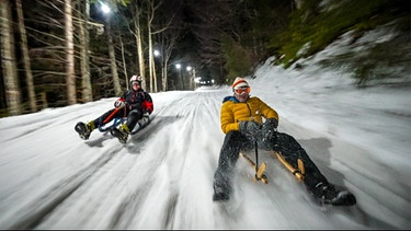 Wintervergnügen: Schmidt Max unterwegs mit dem Schlitten | Bild: BR/André Goerschel