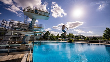 Schmidt Max übt den perfekten Sprung ins kalte Wasser | Bild: André Goerschel