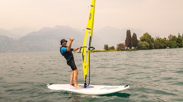 Max lernt Surfen am Gardasee bei Heinz Stickl | Bild: André Goerschel