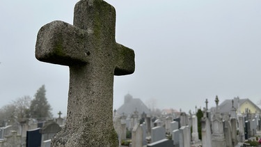 30.10.2024, Hauzenberg - Ein Grabkreuz auf dem Friedhof in Hauzenberg.  | Bild: BR/Katharina Häringer 