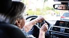 Eine ältere Frau sitzt am Steuer eines Autos. | Bild: picture-alliance/dpa