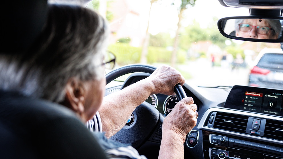 Eine ältere Frau sitzt am Steuer eines Autos. | Bild: picture-alliance/dpa