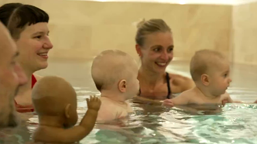 Eltern und Kinder beim Babyschwimmen  | Bild: BR