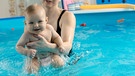 Babyschwimmen | Bild: picture alliance / Westend61 | Vladimir Godnik