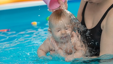 Babyschwimmen | Bild: picture alliance / Westend61 | Vladimir Godnik