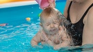 Babyschwimmen | Bild: picture alliance / Westend61 | Vladimir Godnik