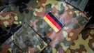 Aufgenähte Deutschland Flagge auf dem Ärmel einer Uniformjacke. | Bild: stock.adobe.com/Jörg Hüttenhölscher