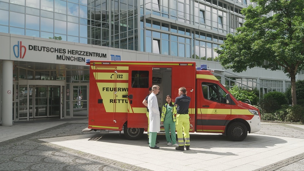 Neugeborenen-Notdienst des Deutsches Herzzentrums München in Zusammenarbeit mit der Berufsfeuerwehr München | Bild: BR