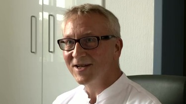 Prof. Dr. Stefan Jung, Facharzt für Neurologie, Marienhaus Klinikum, Dillingen | Bild: Screenshot BR