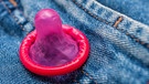 Rotes Kondom mit Hose | Bild: picture alliance / Zoonar | Stockfotos-MG