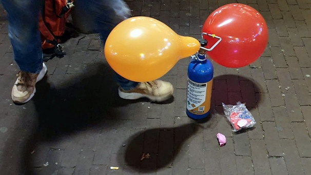 Eine Person konsumiert Lachgas über einen Luftballon | Bild: picture alliance/dpa | Annette Birschel