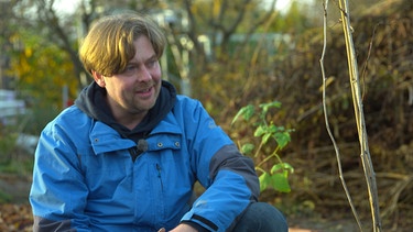 Sven Hussock genießt die Zeit im Garten - trotz beruflicher Einschränkungen.  | Bild: BR