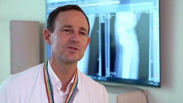 PD Dr. med. Elias Volkmer, Handchirurg, Helios Klinikum München West | Bild: BR