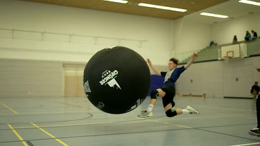 Kin Ball-Spieler und ein Kin Ball. | Bild: BR